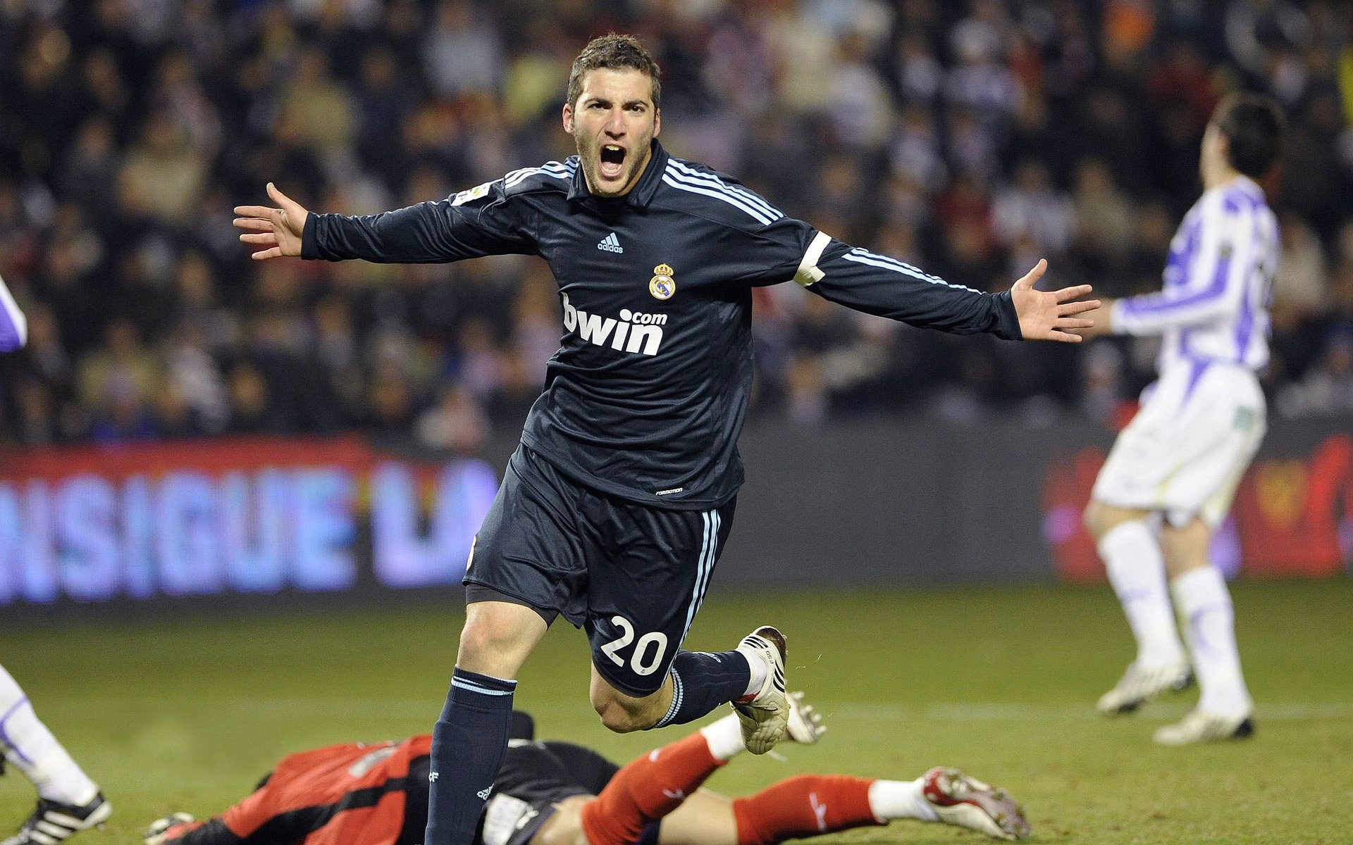 篮球赛场焦点！意大利队对阵德国队，防守反击奏效，球队笑到最后